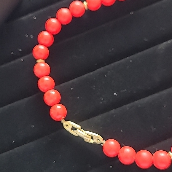 Vintage Napier Strand of Red Ball w/ gold tone Knott 8mm necklace Sharp - Picture 2 of 4